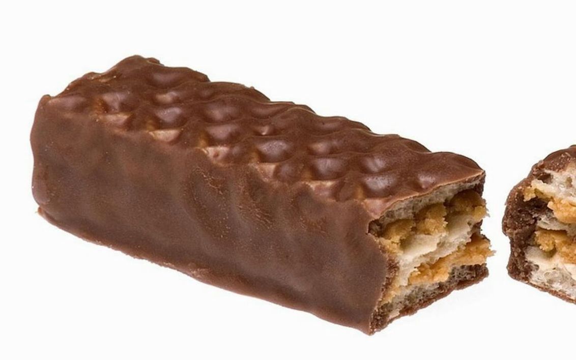 Una caja de golosinas y recetas sencillas para todos los días con presentación rústica