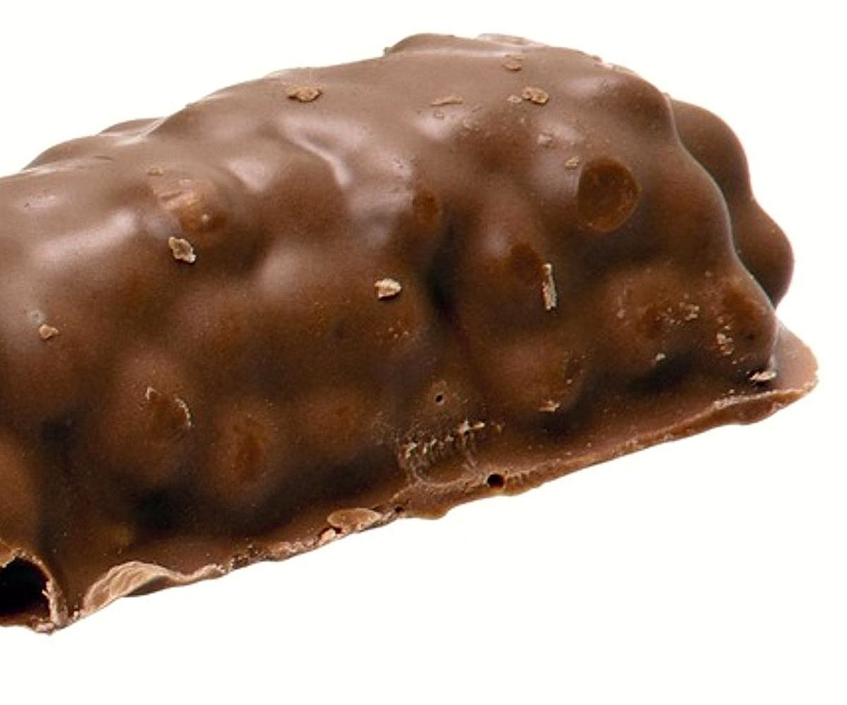 Vitrina repleta de bombones de chocolate y golosinas premium